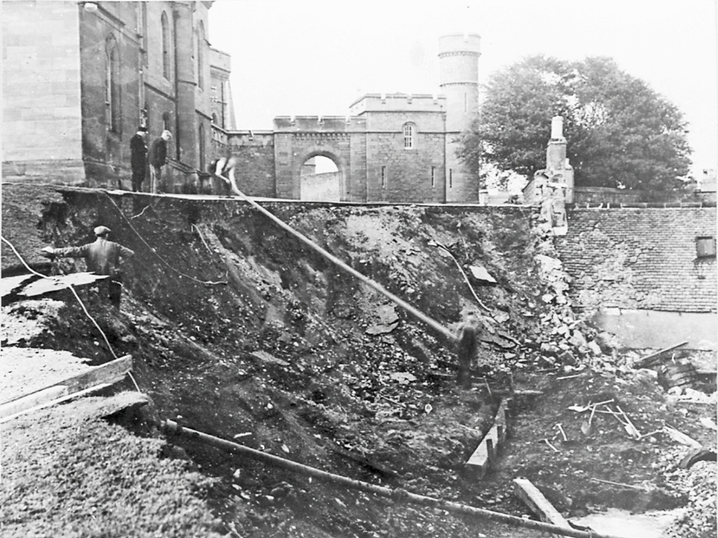 Castle landslide, 1932; www.ambaile.org.uk
