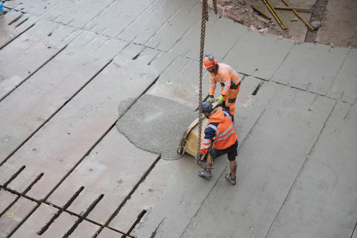 
    Filling the gaps in the floor units with cement
    