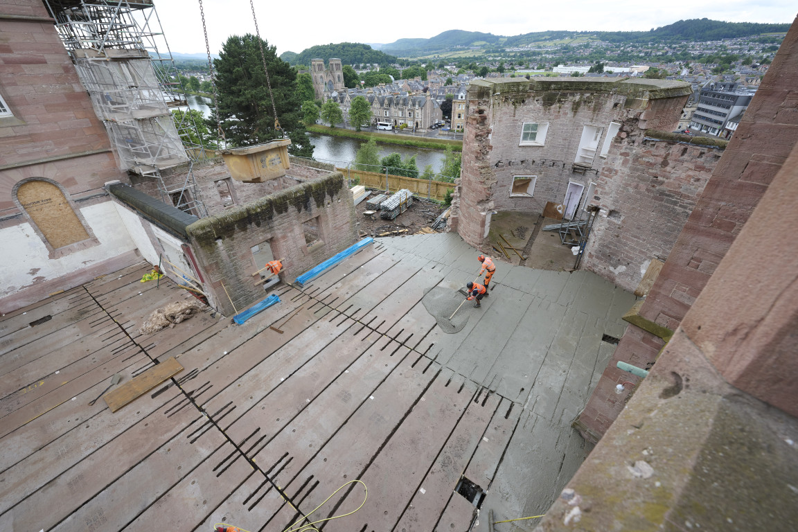 
    Brushes are used to fill the gaps with cement
    