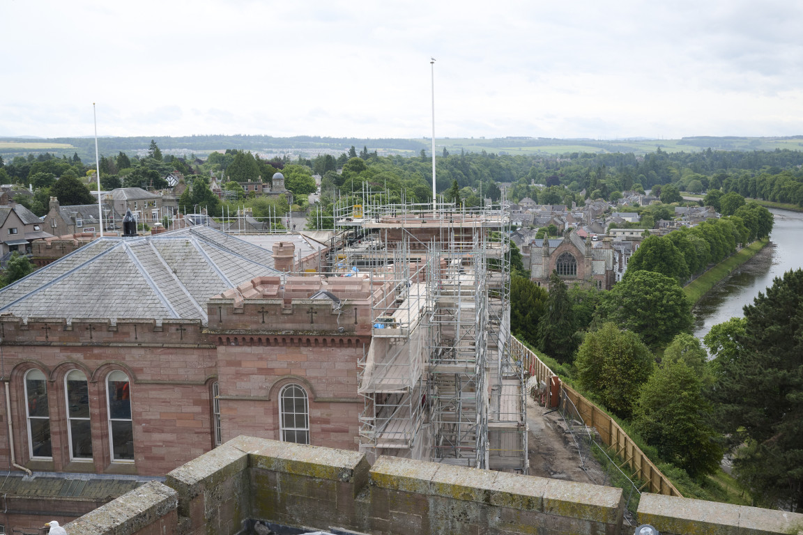 
    Scaffolding on the southern part of the building
    