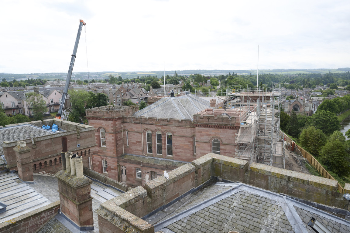 
    Scaffolding on the southern part of the building
    